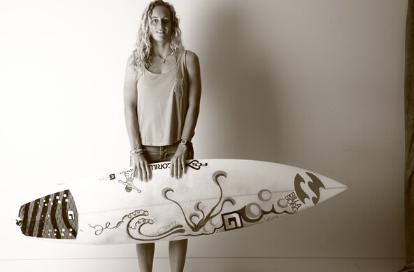 © Billabong | Billabong signs French Surfer Justine Dupont