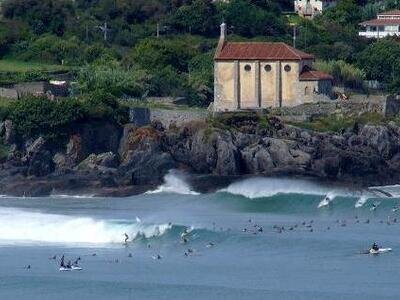 ©Adolfo pixelio.de | Wellenreiten im Baskenland | Mundaka an einem guten Tag