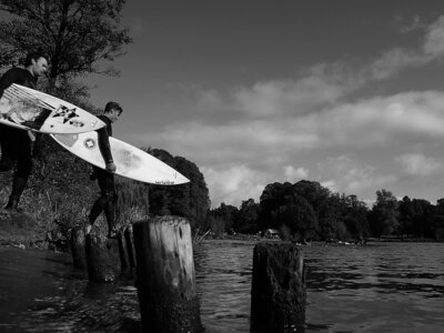 Wellenreiter paddeln auf dem Hamburger Stadtparksee