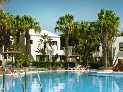 Einer unser Unterkünfte | Otro Modo Surf School & Camp Fuerteventura | swimming pool of the bungalows in Costa Calma