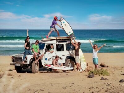 Mit unseren Land Rovern bewegen wir uns zu den besten Surfspots | OTRO MODO  Surf Camp Fuerteventura | supported by BILLABONG