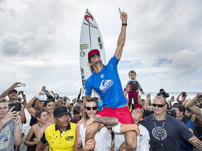 Credit: © WSL / Cestari | Owen Wright (AUS) celebrates winning the Quiksilver Pro Gold Cast as he is chaired up the beach by brother Mikey and sister Tyler