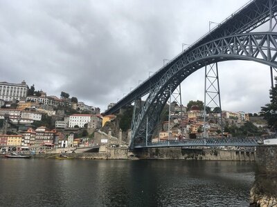 Wellenreiten im Norden von Portugal | Wellenreiten und dann die Stadt Porto erkunden