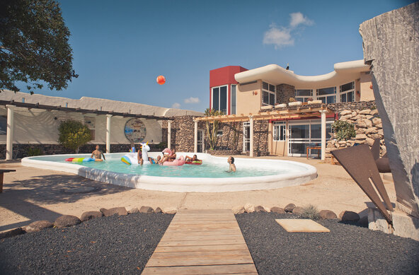 Surf Villa mit Swimming Pool und großer Terrasse mit Meerblick