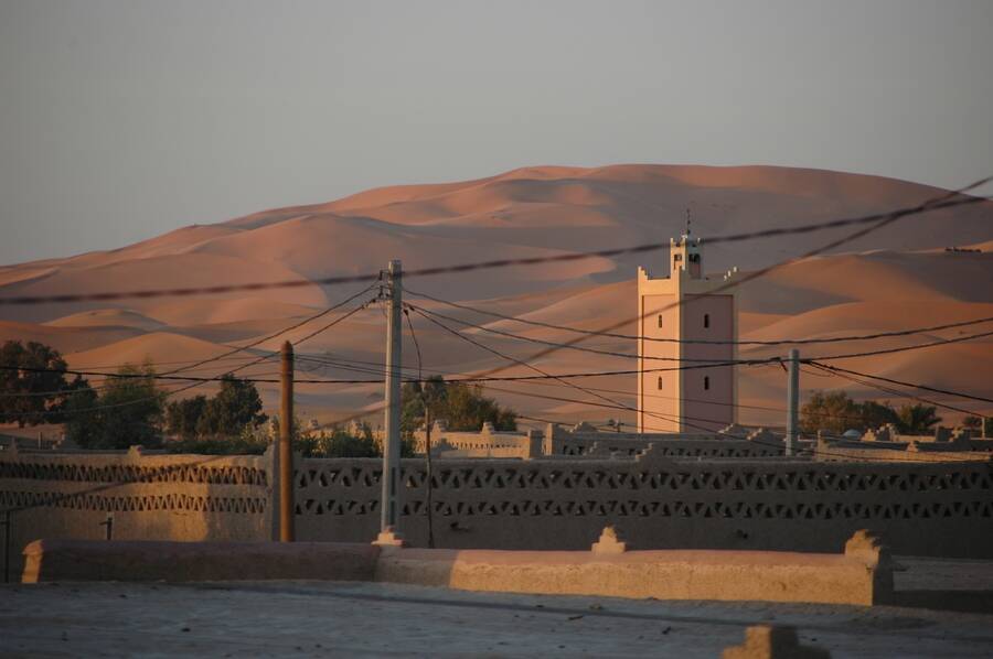  Merzouga - ein oft gewählter Startpunkt für einen Ausflug in das Sanddünenmeer Erg Chebbi an der Grenze zu Algerien