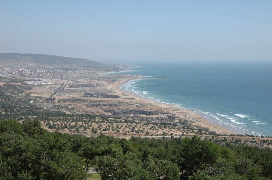 Blick auf die Taghazout Bay | Vorne rechts der Surfspot Panoramas, in der Mitte Devils Rock und Crocodiles sowie am Horizont Banana Beach