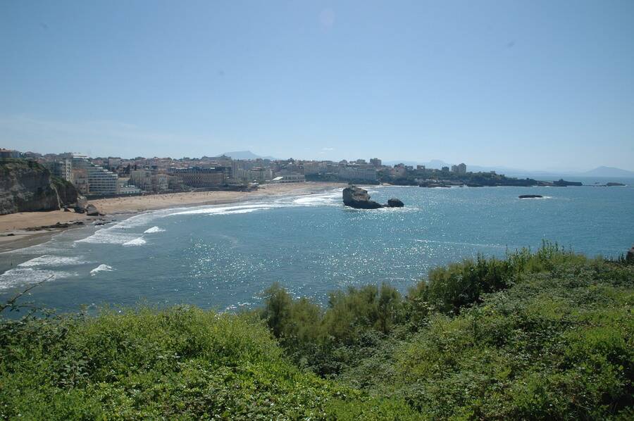 Blick vom Leuchtturm auf den Grande Plage - Wellenreiten direkt am Hauptstrand von Biarritz