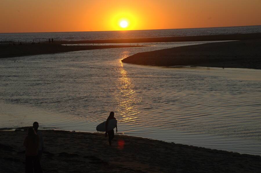 Surfen beim Sonnenuntergang oder einfach vom Strand zuschauen - in Moliets-Plage ein abendliches Ritual vieler Surfcamp Gäste