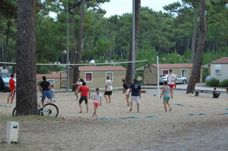 Sportangebot auf dem Campingplatz | Neben dem Wellenreiten sind sportliche Aktivitäten wie Beachvolleyball bei vielen Surfcamp - Gästen sehr beliebt