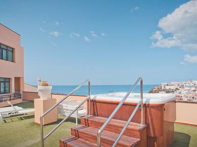 Terrasse der Familien Surfcamp Appartements mit Whirlpool